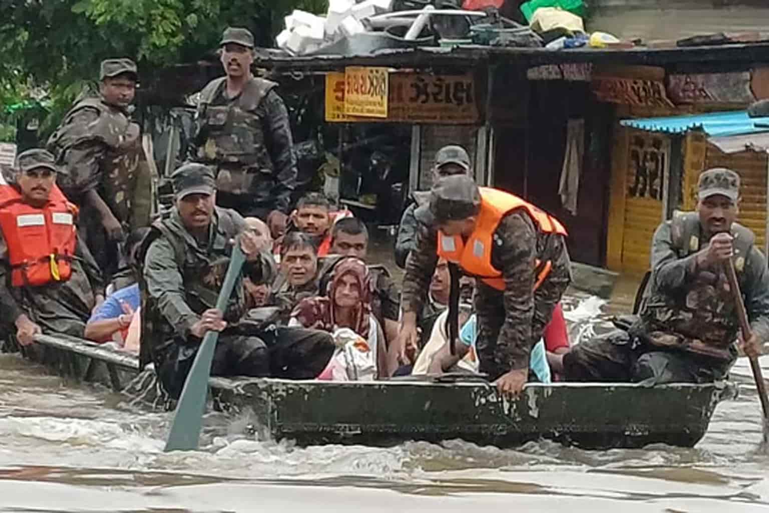गोलियों के बीच नहीं, बाढ़ के पानी में उतरी सेना: How army and coast guard rescued hundreds?