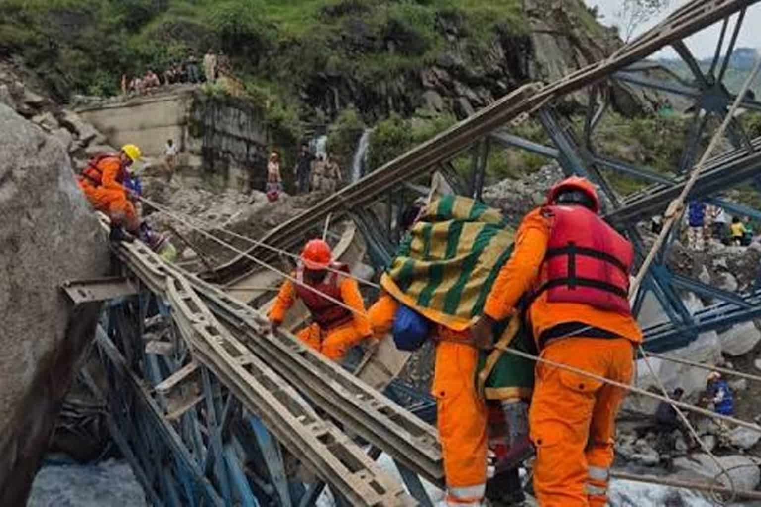 Uttarakhand में kulagad bridge टूटा, Kumaon Scouts ने रस्सियों से 300+ लोगों को पार कराया